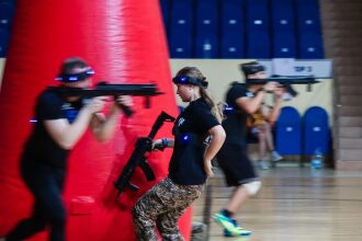 Игроки LASERWAR в динамике у красного укрытия